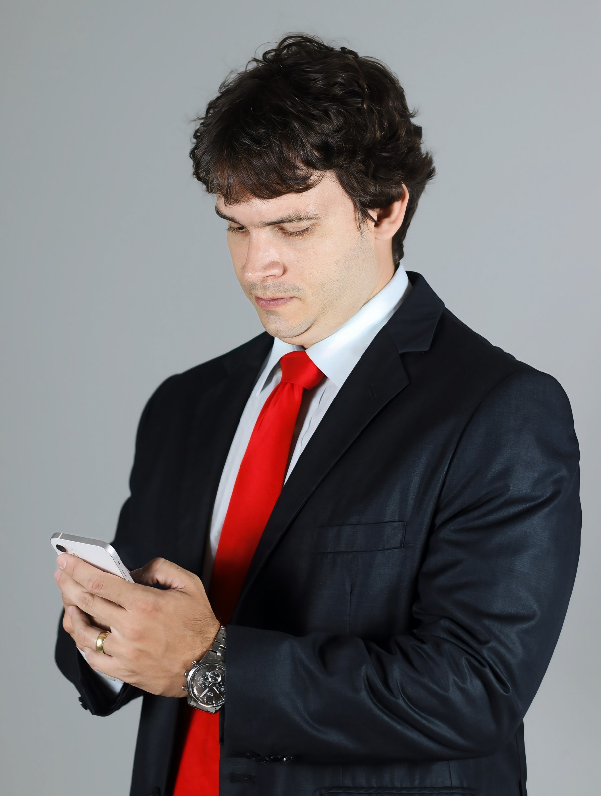 Dr. Alexandre Moreira Puchetti usando celular, representando atendimento online pelo WhatsApp.