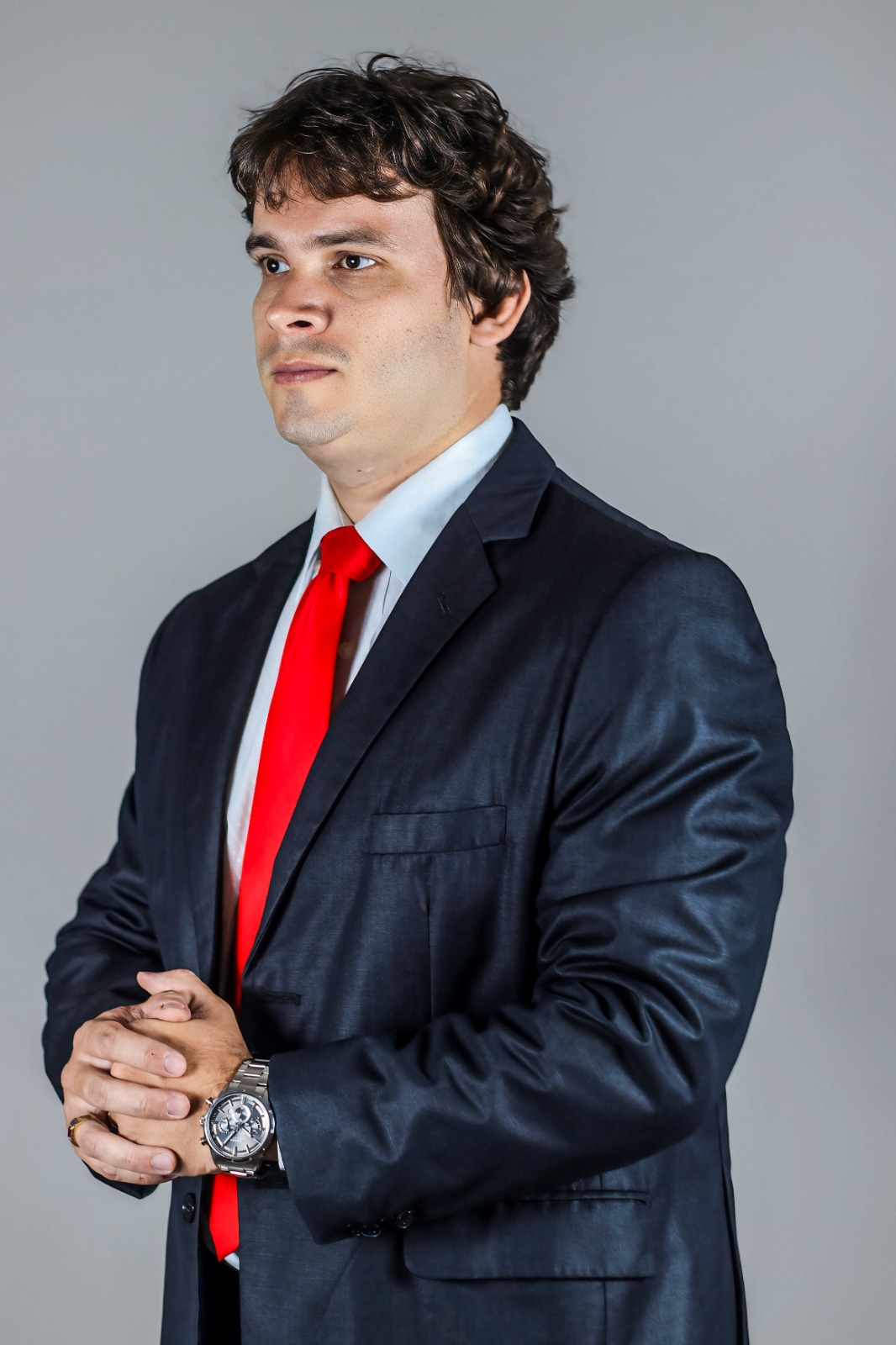 Retrato lateral do Dr. Alexandre Moreira Puchetti, transmitindo sofisticação e autoridade.